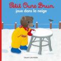 Petit ours brun joue dans la neige 