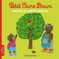 Petit ours brun sauve un petit oiseau